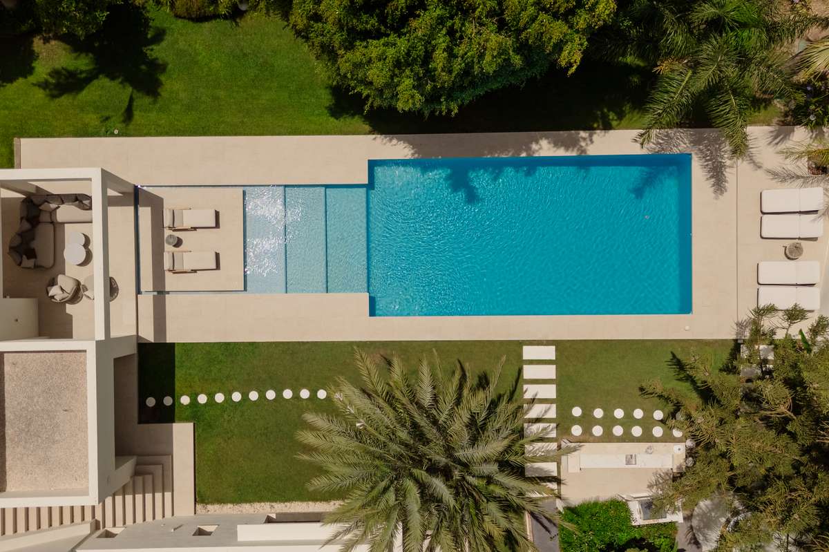 Vista aérea de la villa y la piscina