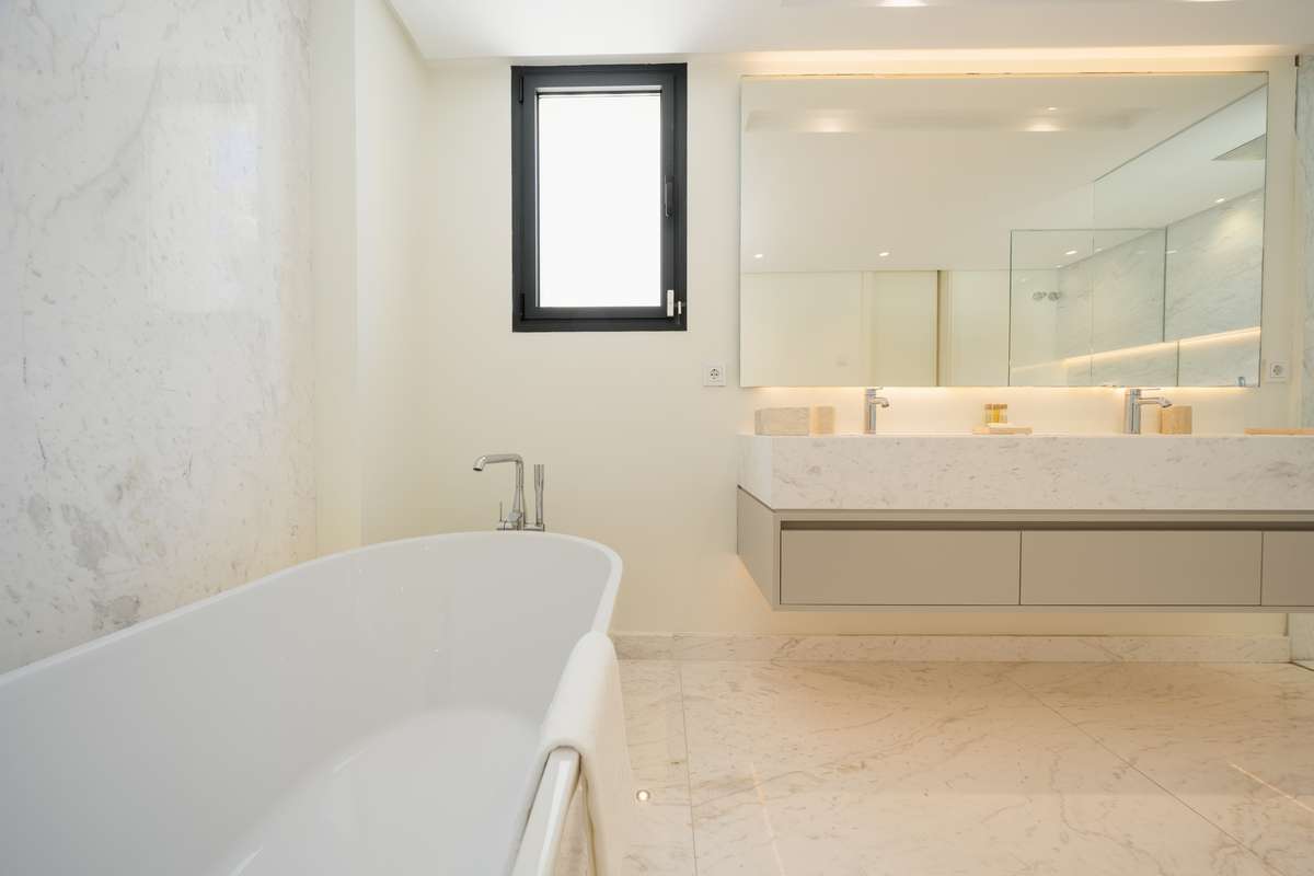 Baño principal con bañera exenta