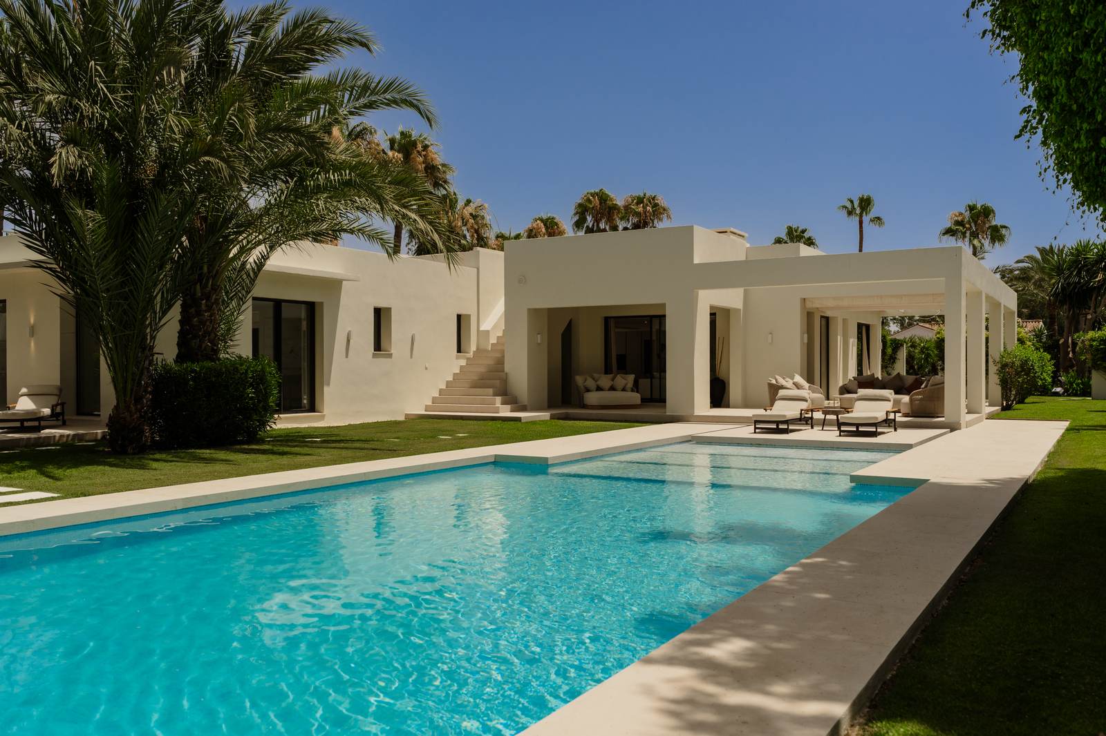Casa del Mar — villa y piscina al atardecer