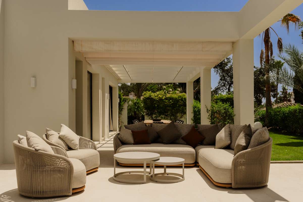 Lounge exterior bajo pérgola