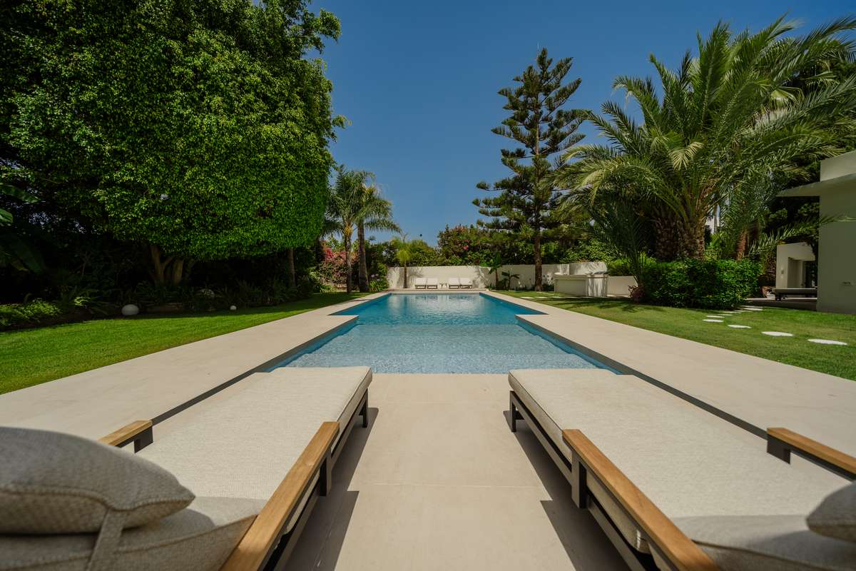 Hamacas junto a la piscina